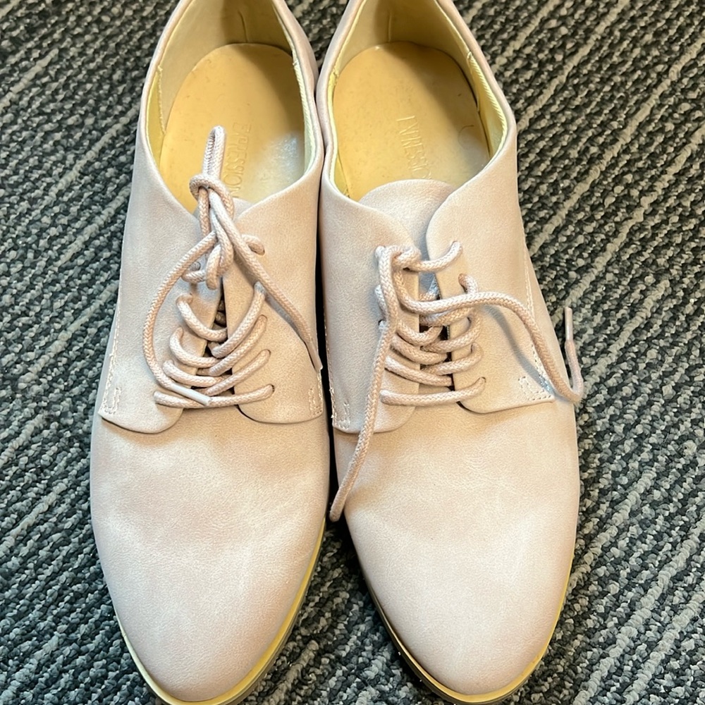 BNWOT Expression Lacey Style Shoes Size 7 2/$30
FINAL WEEK FOR THIS ITEM